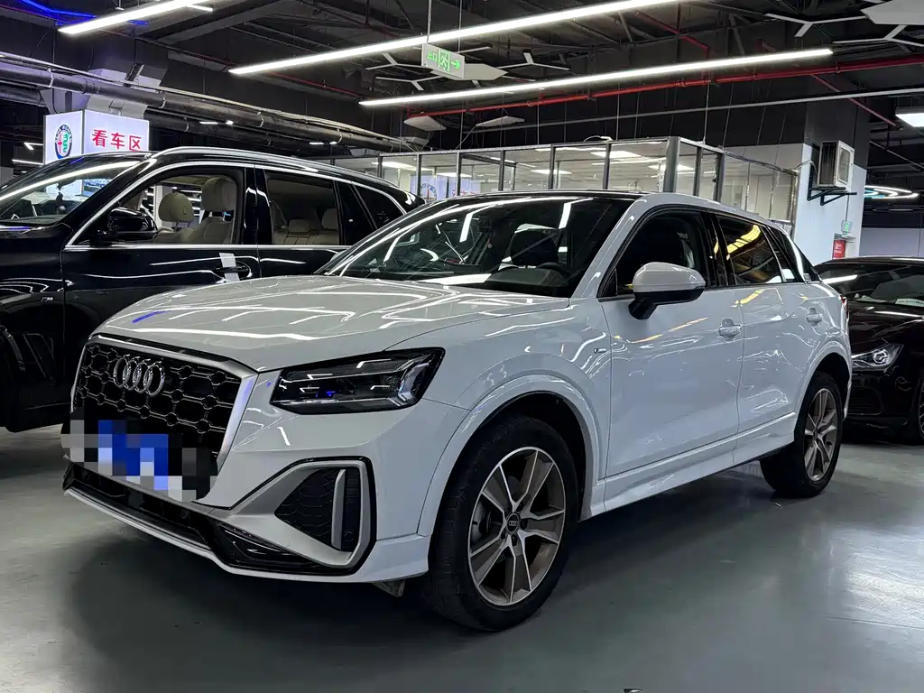 Audi Q2L 2023 — фото 1
