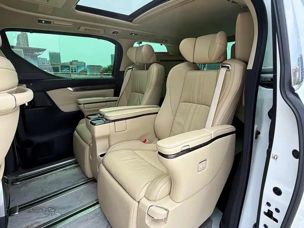 Toyota Vellfire 2023 — фото 10