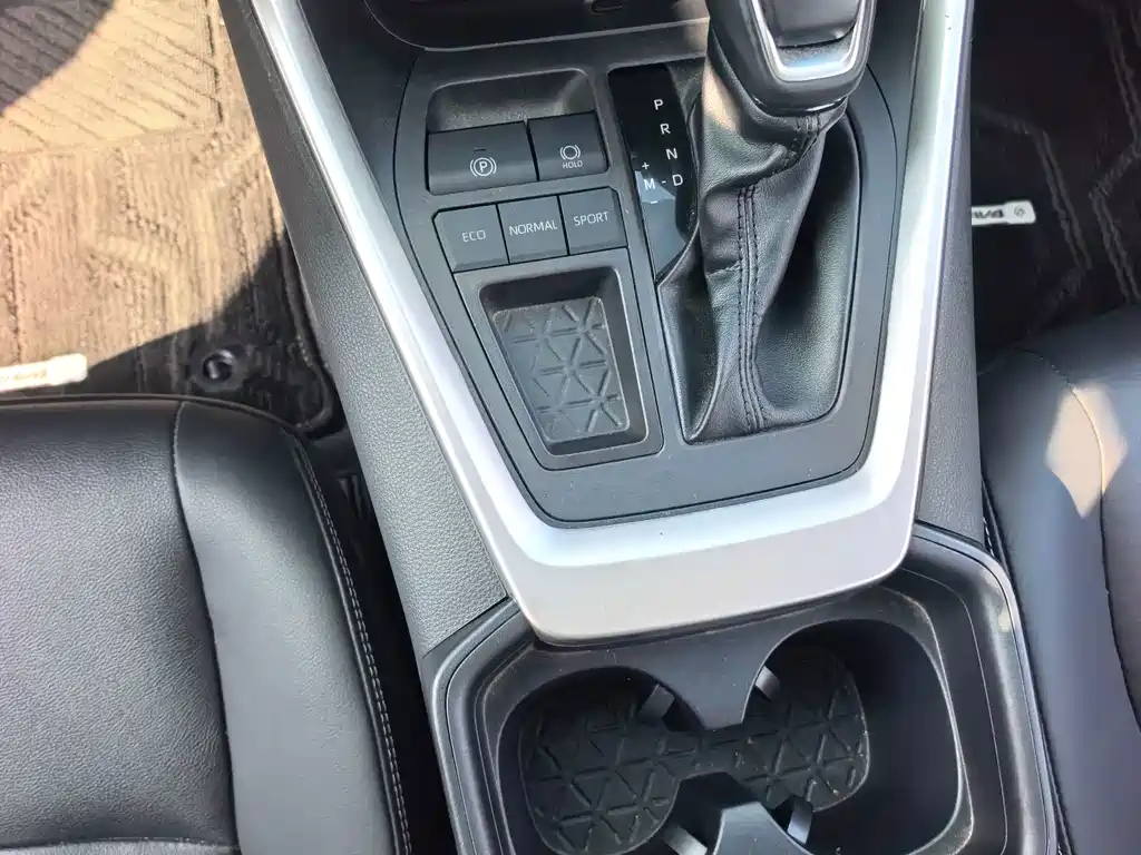 Toyota RAV4 2023 — фото 10