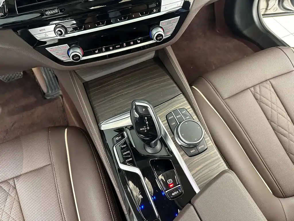 BMW 5 Series 2021 — фото 19
