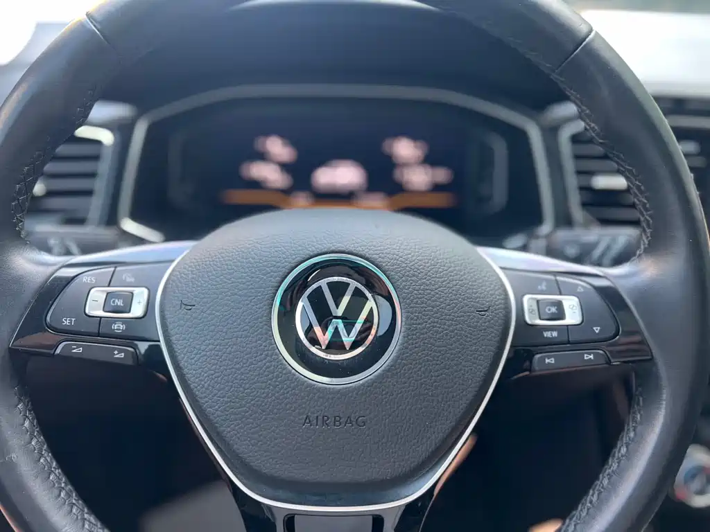 Volkswagen T-Roc 2023 — фото 9