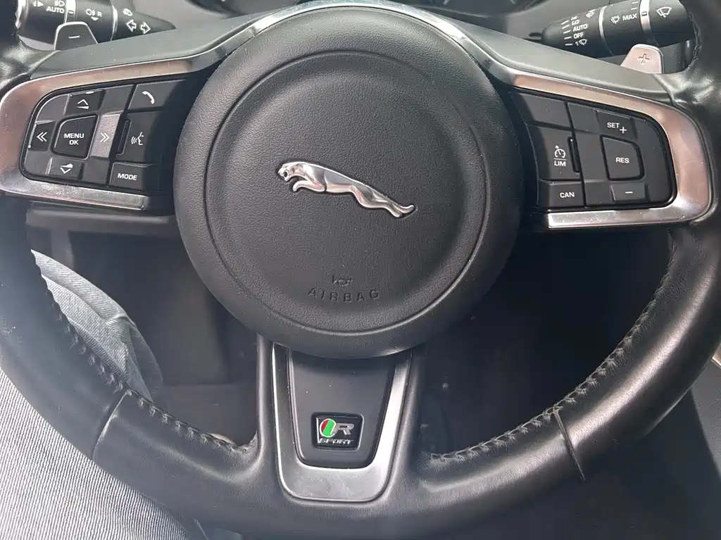 Jaguar XE 2017 — фото 6