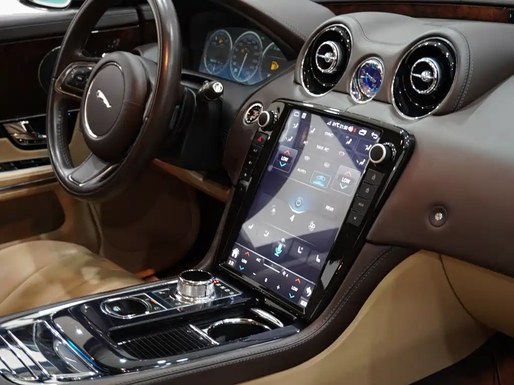 Jaguar XJ 2012 — фото 12