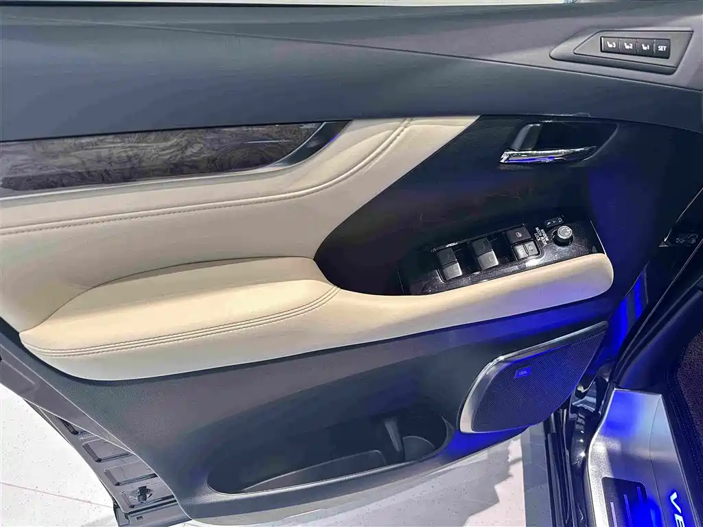 Toyota Vellfire 2022 — фото 11