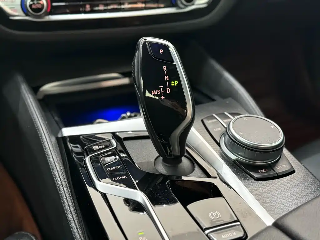 BMW 5 Series 2021 — фото 10