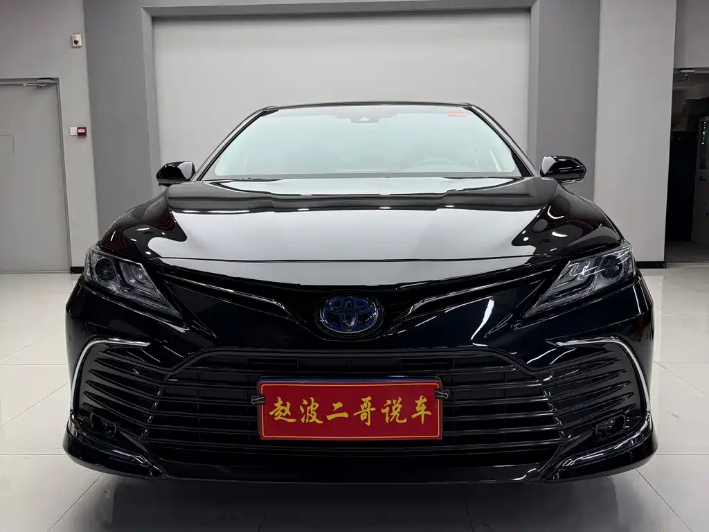 Toyota Camry 2022 — фото 1