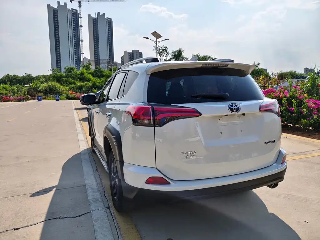 Toyota RAV4 2019 — фото 4