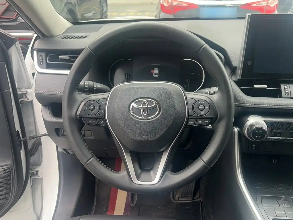 Toyota RAV4 2023 — фото 12