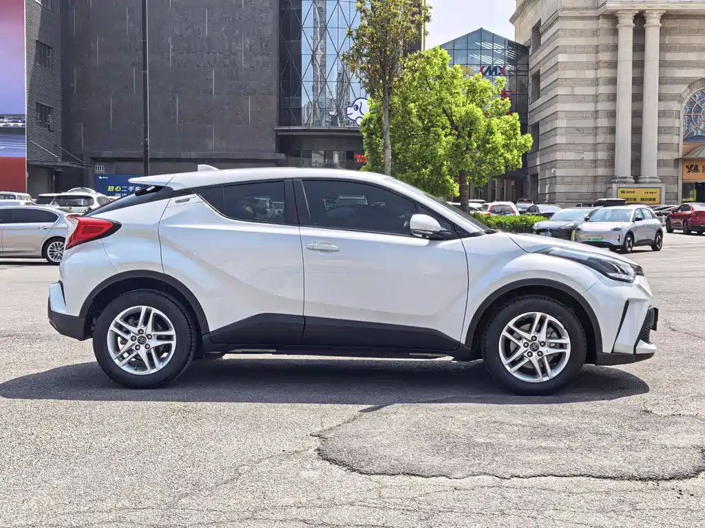 Toyota C-HR 2023 — фото 11