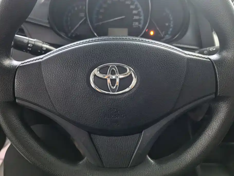 Toyota Yaris L 2017 — фото 15