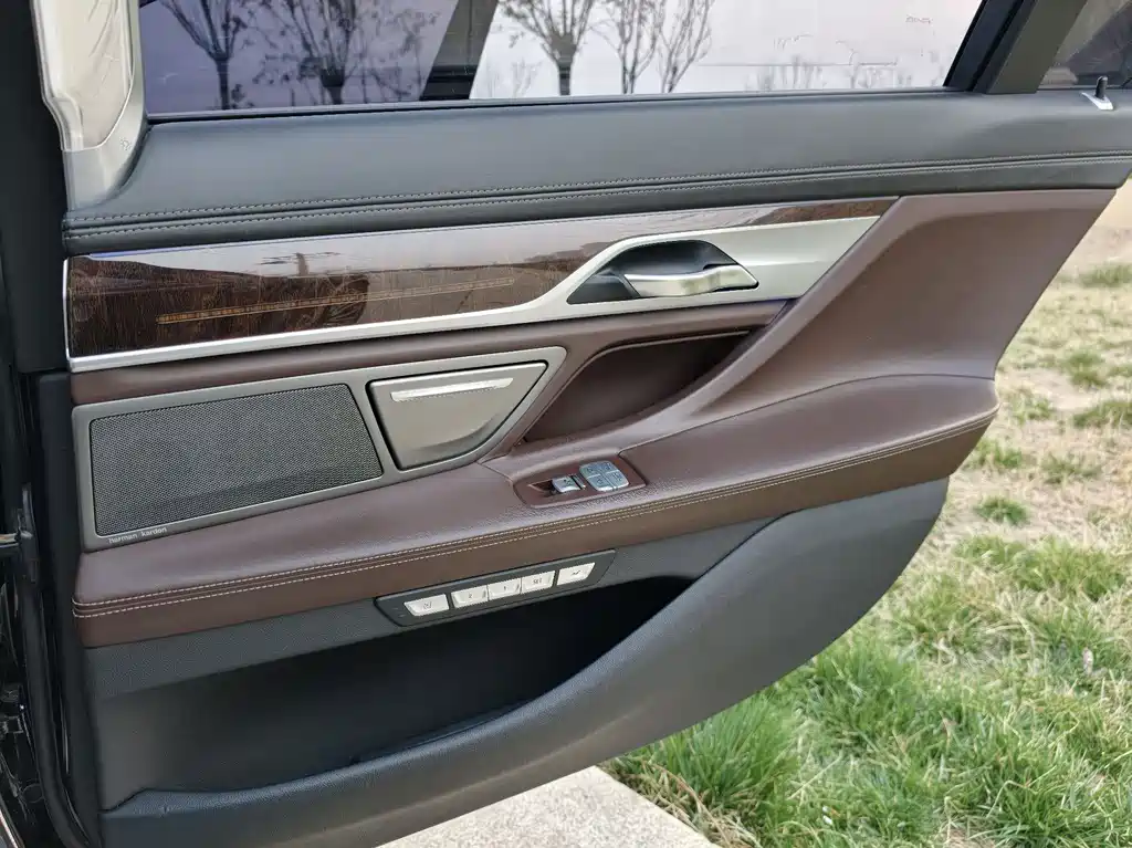 BMW 7 Series 2017 — фото 20