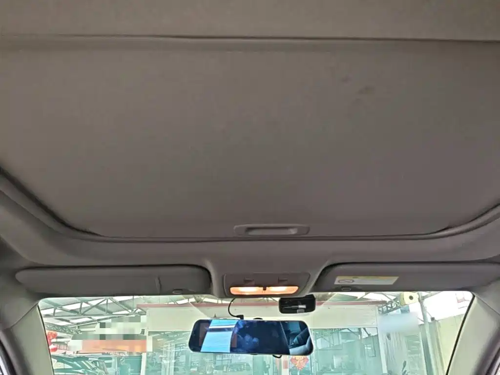 Toyota Yaris L 2017 — фото 18
