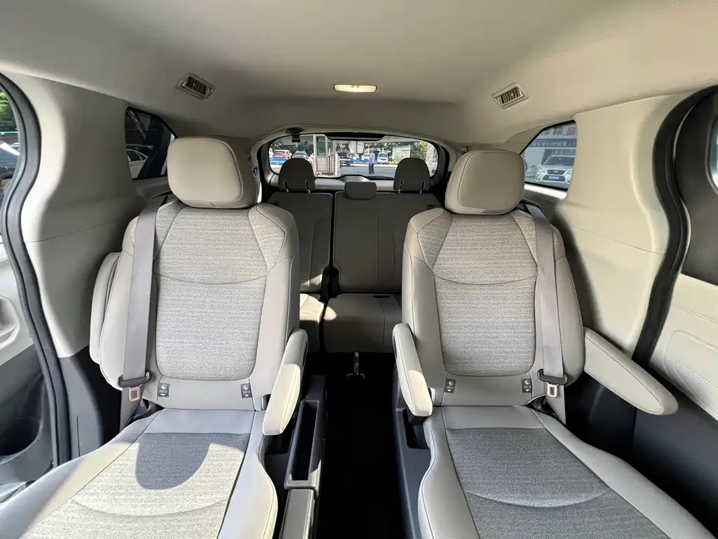 Toyota Sienna 2023 — фото 15