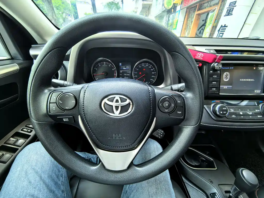 Toyota RAV4 2019 — фото 12