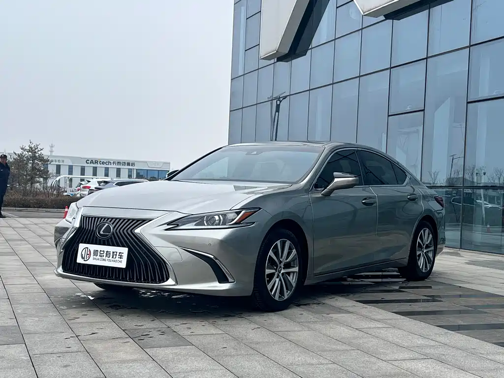 Lexus ES 2018 — фото 1