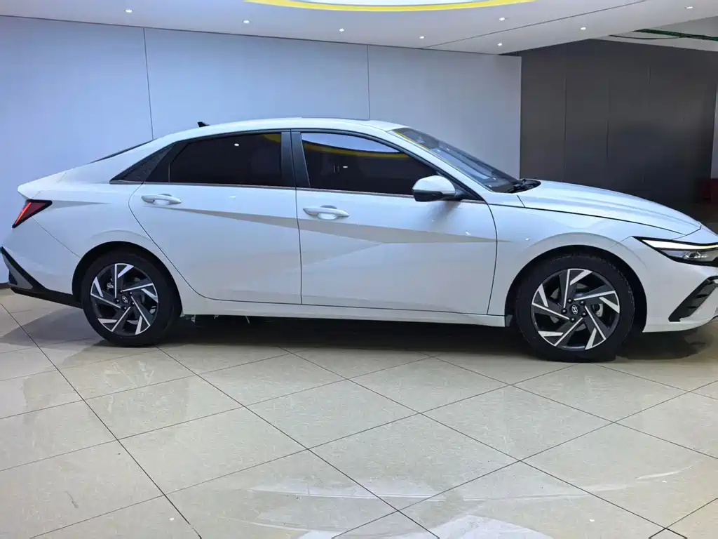 Hyundai Elantra 2023 — фото 24