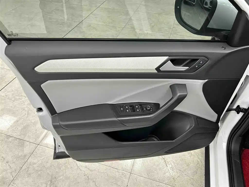 Volkswagen T-Roc 2023 — фото 10