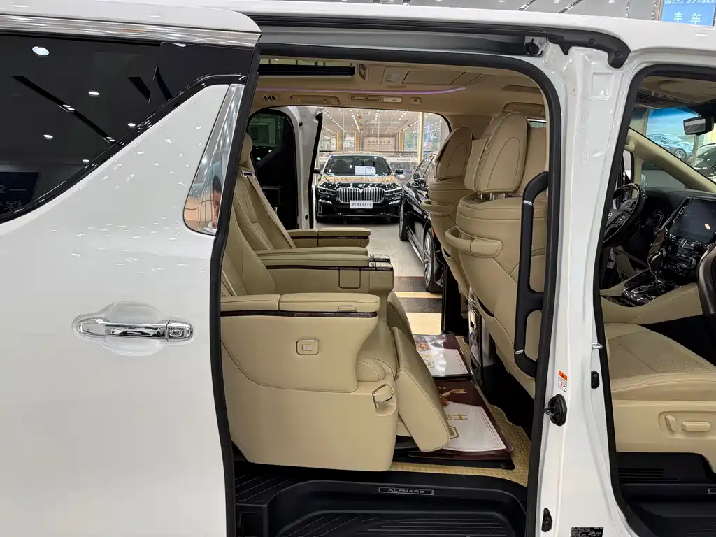 Toyota Alphard 2022 — фото 9
