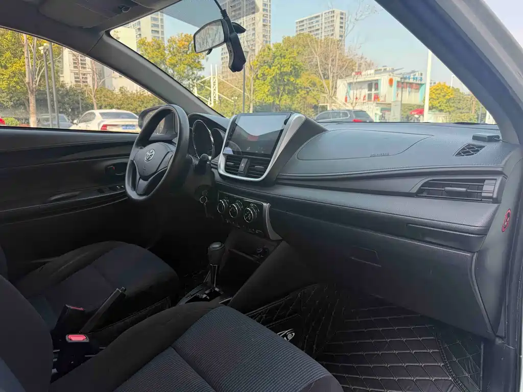 Toyota Yaris L 2019 — фото 11
