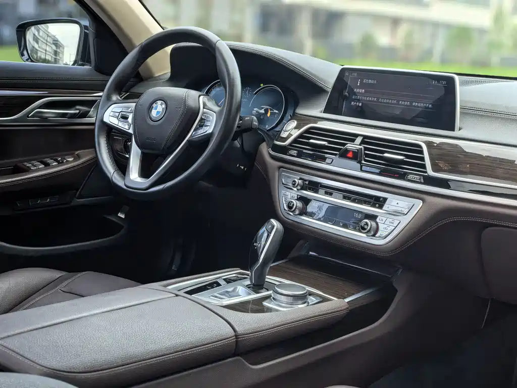 BMW 7 Series 2017 — фото 9