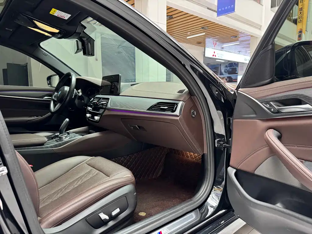 BMW 5 Series 2022 — фото 16