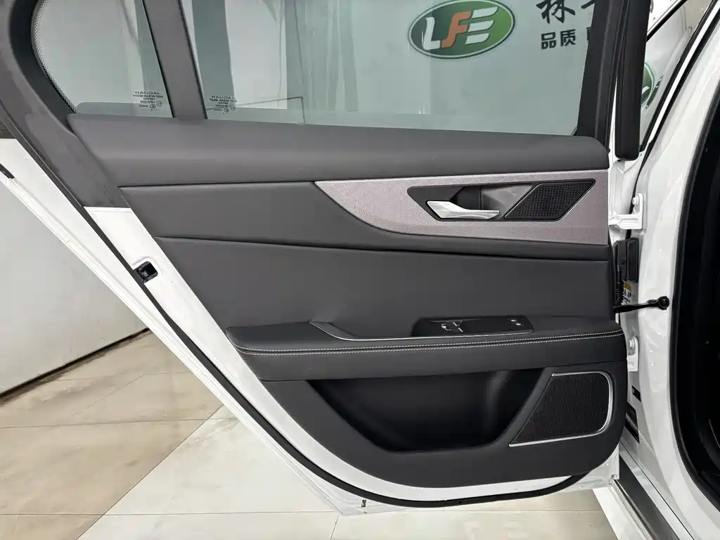 Jaguar XEL 2023 — фото 20