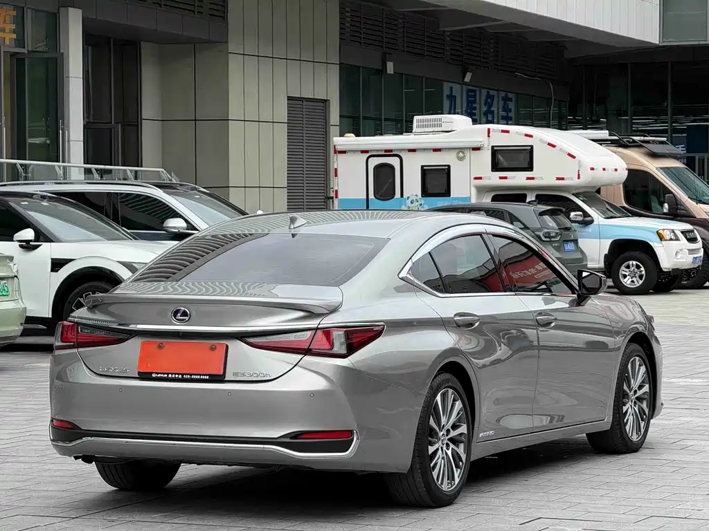 Lexus ES 2021 — фото 12
