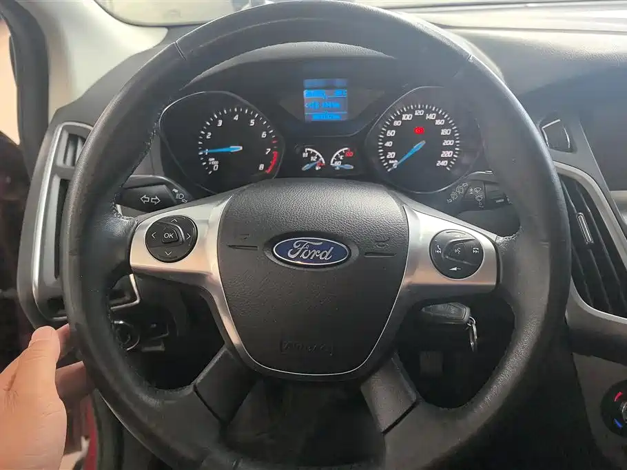 Ford Focus 2014 — фото 15