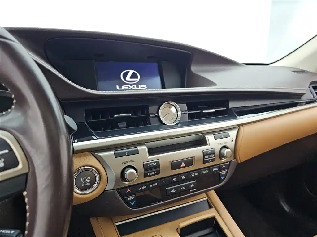 Lexus ES 2017 — фото 12