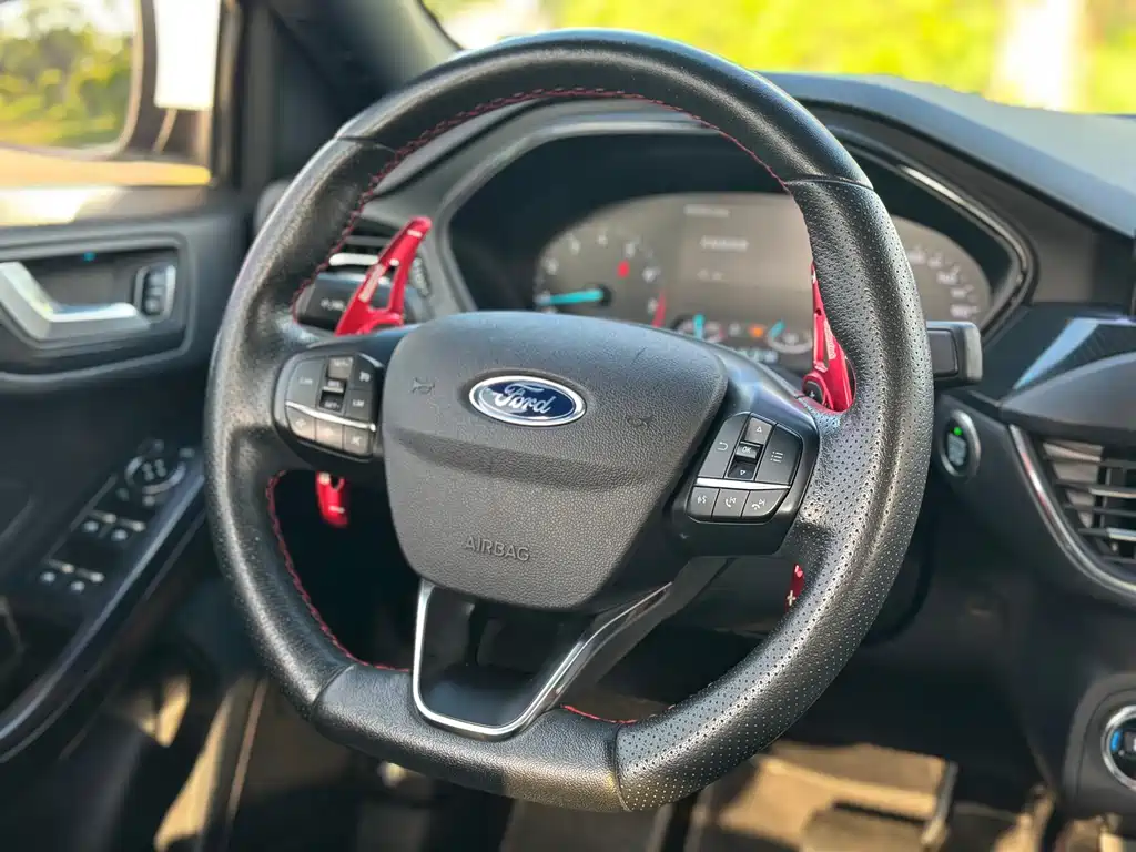 Ford Focus 2020 — фото 22