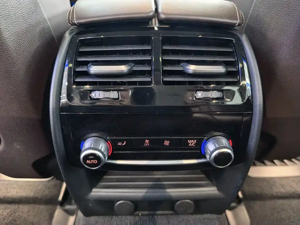 BMW 5 Series 2019 — фото 16