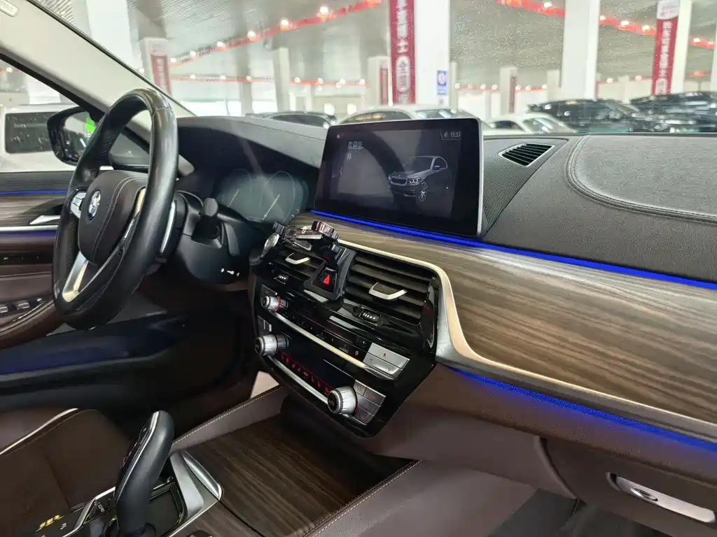 BMW 5 Series 2019 — фото 24