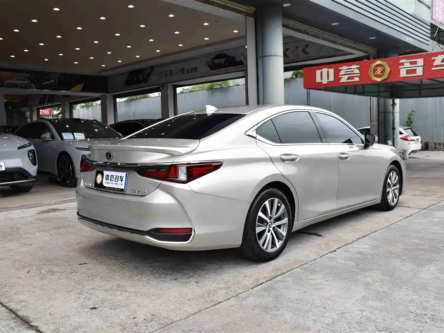 Lexus ES 2019 — фото 14