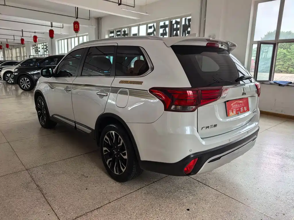 Mitsubishi Outlander 2021 — фото 4