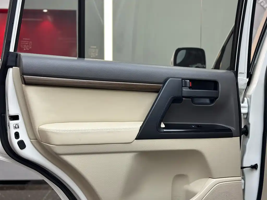 Toyota Land Cruiser 2020 — фото 10