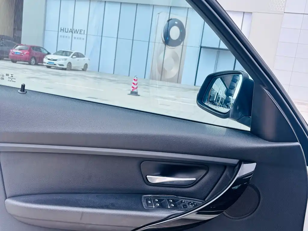 BMW 3 Series 2017 — фото 11