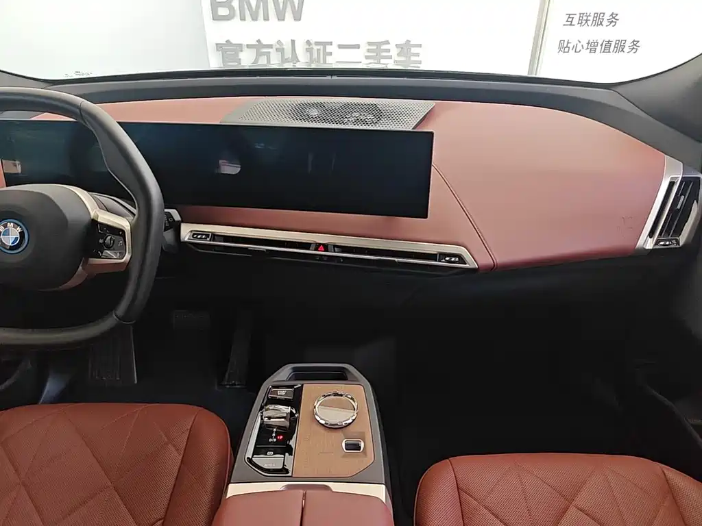 BMW iX M60 2025 — фото 8