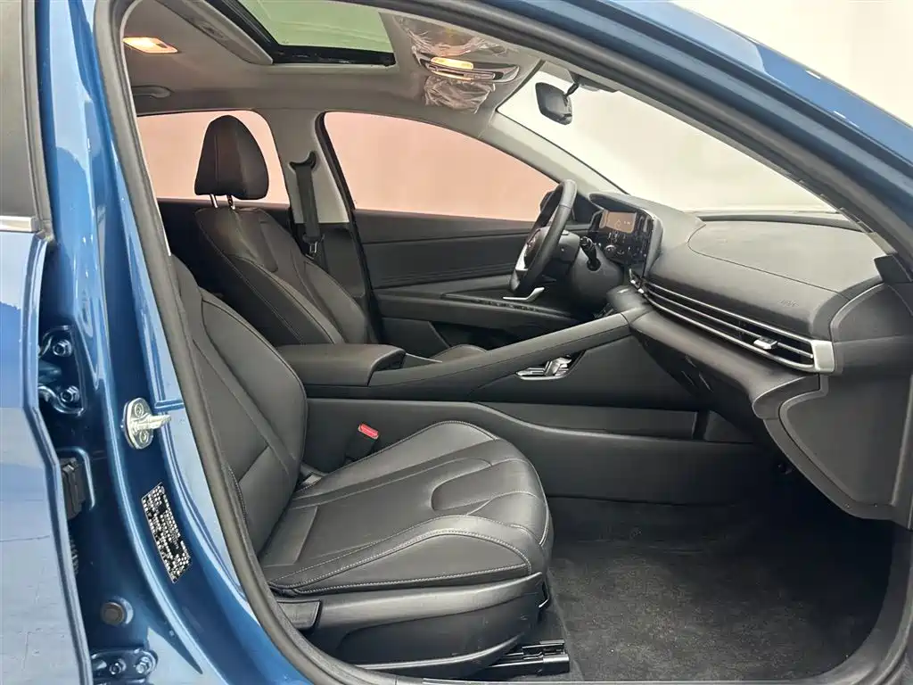 Hyundai Elantra 2023 — фото 15