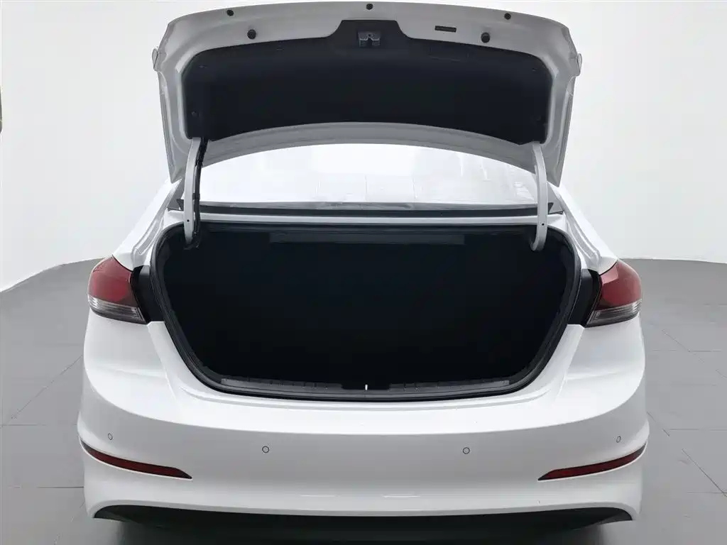 Hyundai Elantra 2017 — фото 16