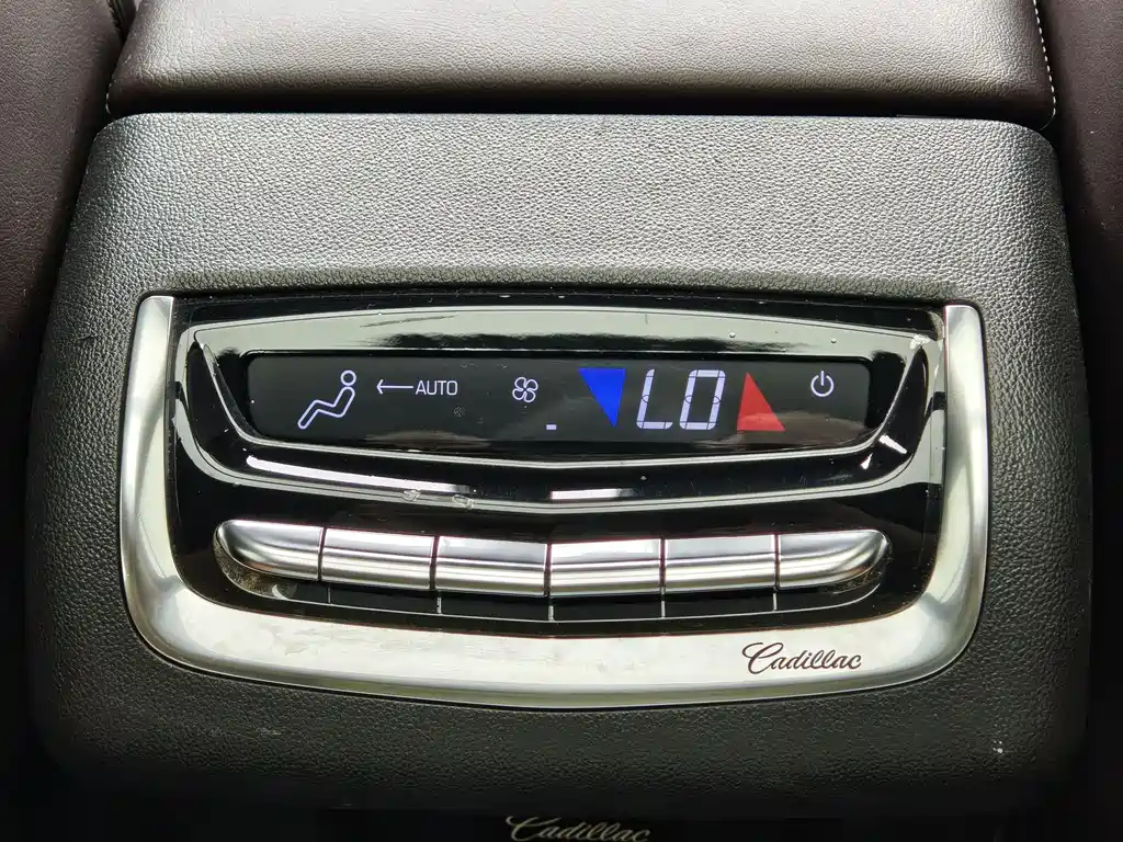 Cadillac XT6 2020 — фото 14
