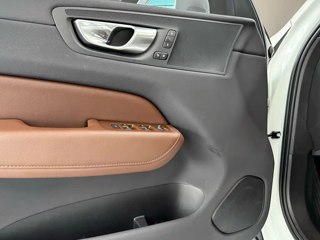 Volvo XC60 2022 — фото 15