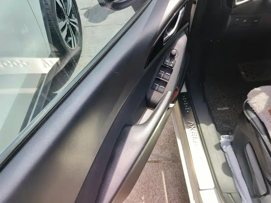 Mazda 3 Axela 2015