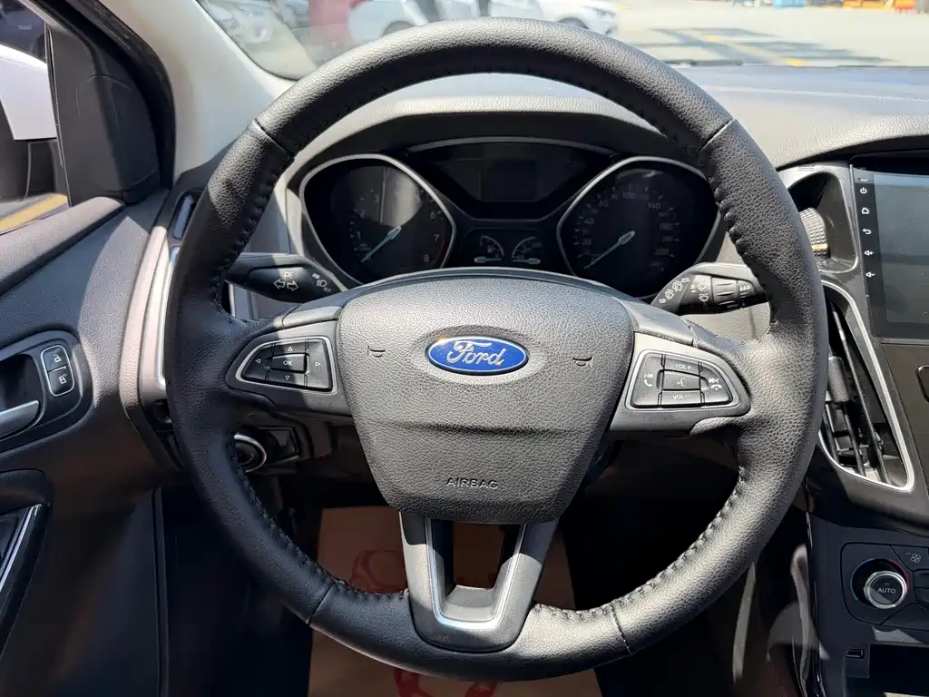 Ford Focus 2015 — фото 25
