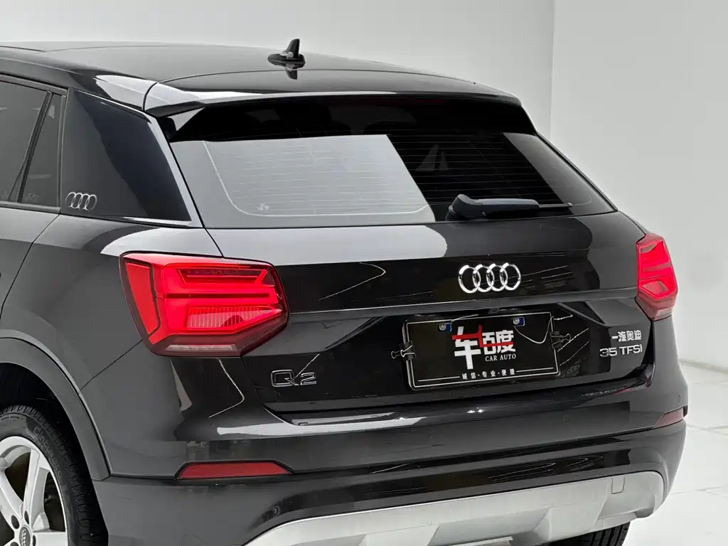 Audi Q2L 2019 — фото 12