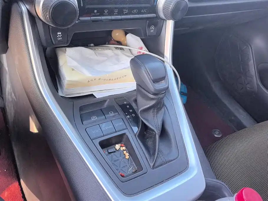 Toyota RAV4 2023 — фото 16