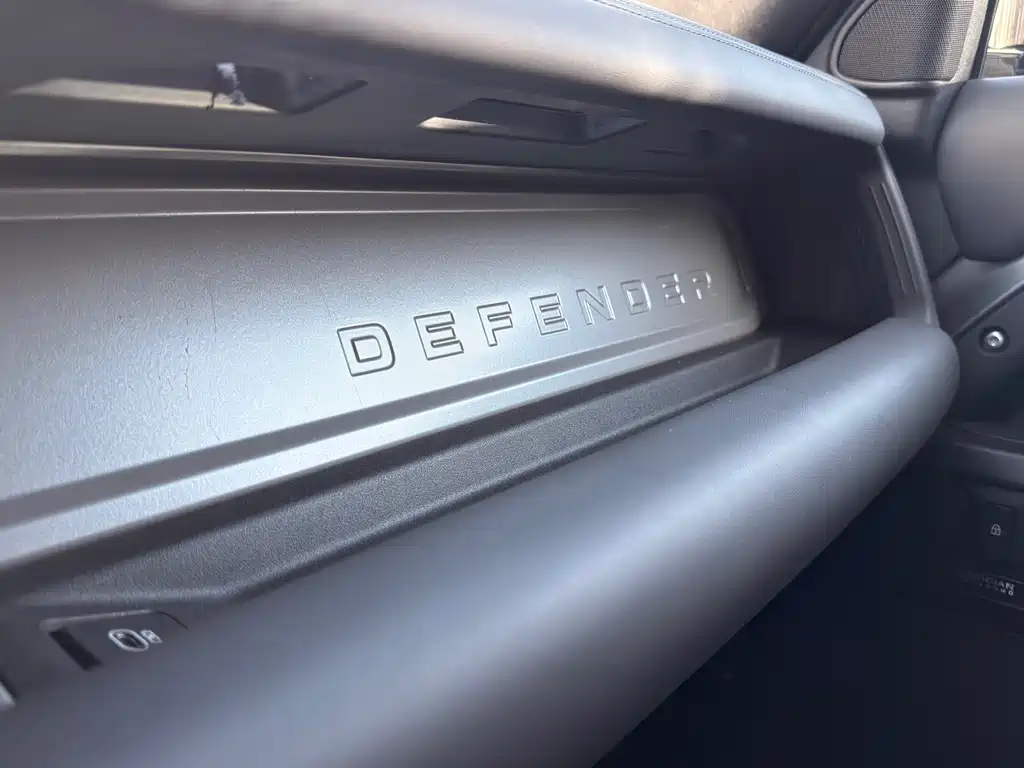 Land Rover Defender 2024 — фото 16