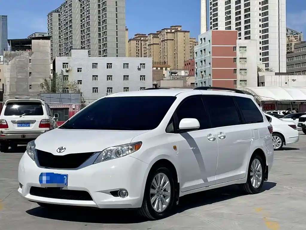 Toyota Sienna 2018 — фото 1
