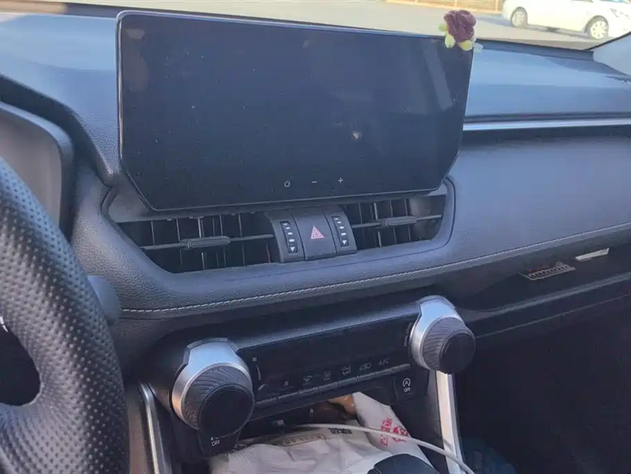Toyota RAV4 2023 — фото 13