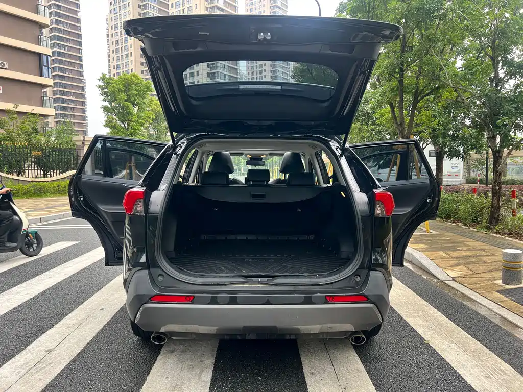 Toyota RAV4 2020 — фото 16