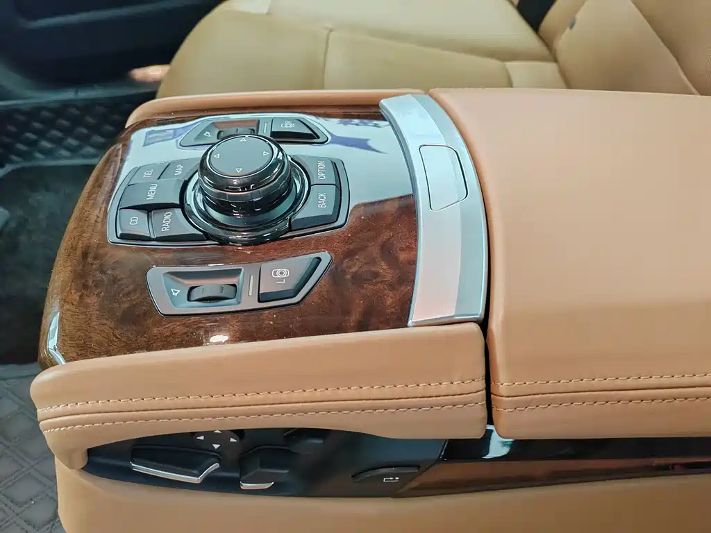 BMW 7 Series 2012 — фото 23